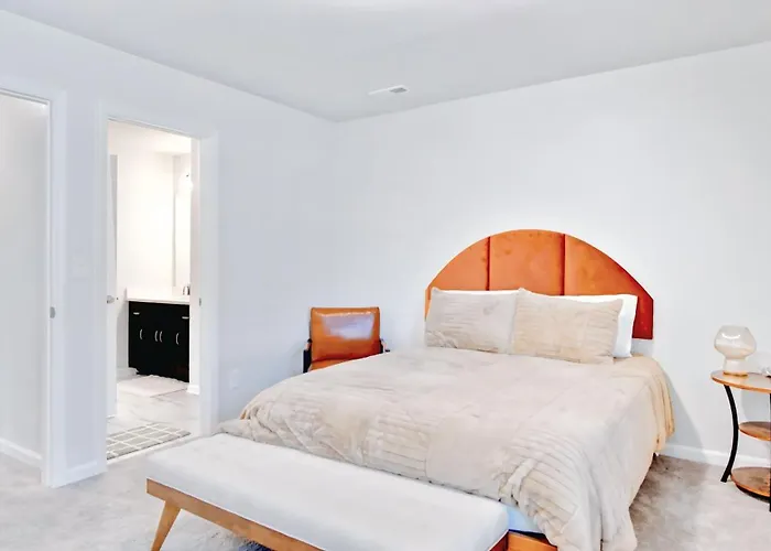 Spacious Modern Retreat Near Downtown Ev