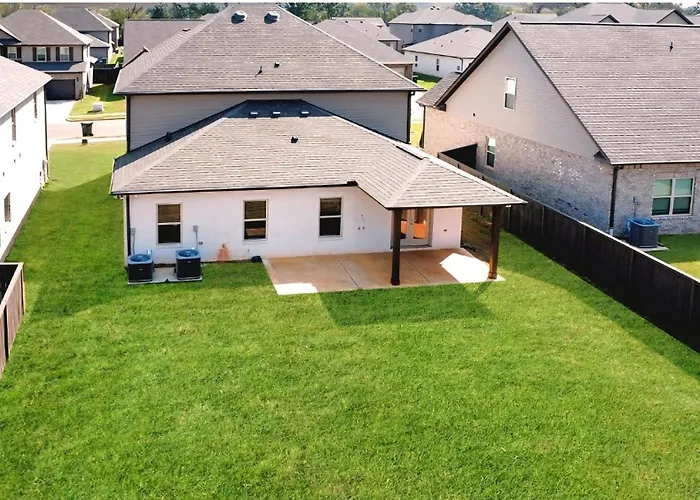 Spacious Modern Retreat Near Downtown Ev