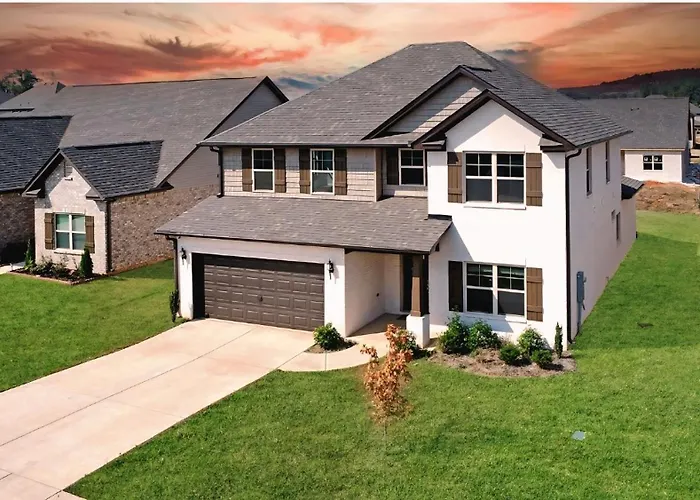 Spacious Modern Retreat Near Downtown Ev